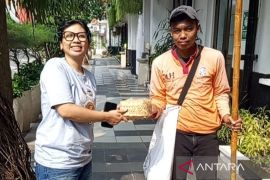 Forwan Surabaya bagikan 500 paket daging kurban untuk penyapu jalan