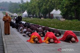 Umat Budha melakukan prosesi tiga langkah Namaskara sambut Waisak di Candi Borobudur