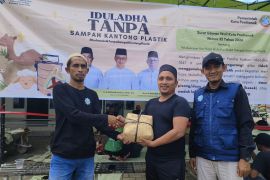 Jadi percontohan, Masjid Al-Ikhlas gunakan besek untuk daging kurban