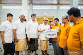 Pemkab Badung salurkan bansos Hari Raya Waisak