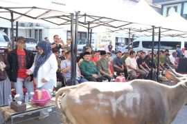 Korpri Makassar sembelih 9 sapi kurban bagikan ke petugas kebersihan