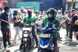 Toko ponsel di Ciracas bagikan 1.000 sembako untuk ojol saat Idul Adha