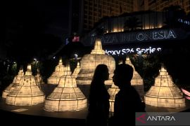 Sita perhatian warga, ada apa di balik megahnya instalasi lampu 'Glow of Peace' di Bundaran HI