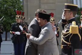Presiden Prabowo disambut pelukan hangat oleh Macron saat tiba di Istana Elysee