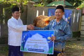 Warga Rembang sembelih sapi bantuan presiden berbobot 1,06 ton