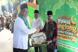Bupati Barut serahkan bantuan sapi kurban saat Pawai Tanglong