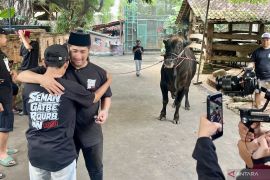Irfan Hakim bagikan hewan kurban kepada keluarga dan karyawan