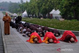 Umat Buddha gelar prosesi tiga langkah Namaskara di Candi Borobudur jelang Waisak