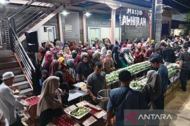 Ribuan orang nikmati daging kurban di Masjid Al Hijrah Solo