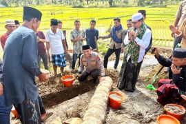 Waka Polres Pasaman letakkan batu pertama pembangunan Masjid Ar Rahman Simpang Kuayan Duo Koto, Muzhendra: Jaga Kamtibmas dan tingkatkan Imtaq