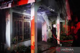 Akibat korsleting kendaraan, satu rumah di Padang Panjang terbakar
