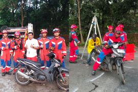 Gulkarmat evakuasi motor terperosok ke jalan amblas di Lenteng Agung
