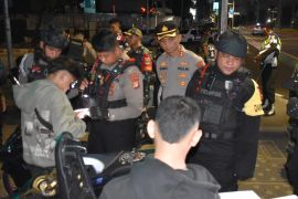Polisi amankan senjata tajam dan narkoba dalam operasi di Jaksel