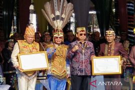 Pangdam XXII/Tambun Bungai resmi sandang gelar kehormatan adat Dayak