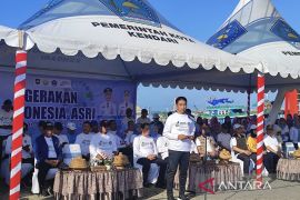 Wamendagri "wisata" pungut sampah Gerakan ASRI di kawasan Teluk Kendari