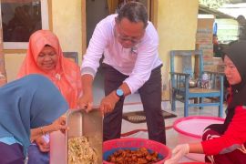 DPRD Gorontalo Utara distribusi makanan siap saji ke wilayah banjir