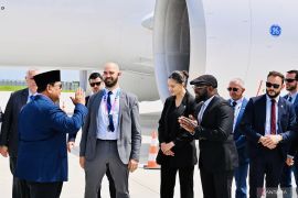 Di Bandara Orly Prabowo ajak foto bersama pengawalnya di Paris