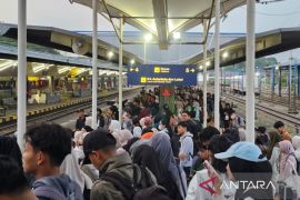 6.218 penumpang padati Stasiun Malang jelang libur Waisak