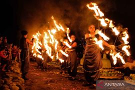 Sambut Waisak, umat Buddha gelar doa bersama dan larung pelita di Borobudur