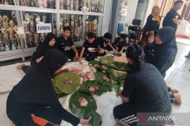 Bungkus daging kurban, siswa di Kudus diajari gunakan daun dan besek