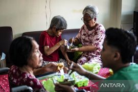 Lansia berbelanja mandiri dalam peringatan Hari Lanjut Usia Nasional