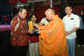 Wesly terima cenderamata Anumodana dari Walubi Siantar