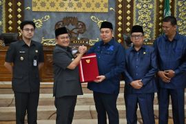DPRD Kota Jambi sampaikan pandangan umum fraksi terhadap LKPJ Wali Kota