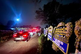 Ratusan karangan bunga penuhi kawasan kediaman Ryamizard