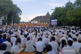 Ribuan umat Buddha ikuti upacara detik-detik Waisak di Borobudur