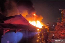 Warga menyaksikan api cepat merembet dari gudang limbah ke rumah