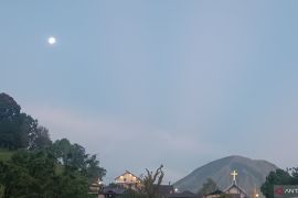 Masyarakat diingatkan tidak beraktivitas di radius bahaya kawah Gunung Lokon