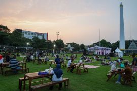 Senja, Cangkrukan, dan Memori Kota
