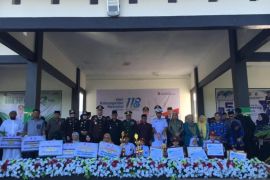 Bupati Ismet Mile kucurkan bantuan sosial dan bonus prestasi di Harkitnas 2026