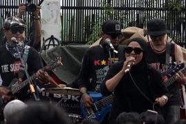 Aksi massa buruh di depan Gedung DPR diwarnai penampilan musik
