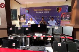 Polda Kepri amankan dua tersangka jual beli chip judi online