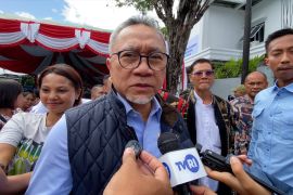 Menko Pangan bagikan 1.000 paket sembako untuk umat GBI di NTT