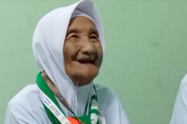 Peserta haji tertua Indonesia usia 105 tahun berangkat ke Tanah Suci