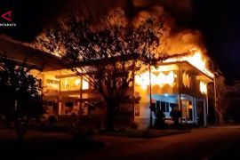 Petugas padamkan kebakaran di kawasan Kantor Bupati Bulungan Kaltara
