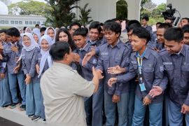 Ratusan pelajar masuk Istana, berinteraksi hangat dengan Presiden