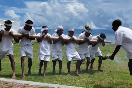 Bambu Gila dari Maluku, saat bambu digerakkan kekuatan tak kasat mata