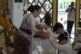 Perayaan Waisak di Wihara Aryawipa Arama TMII berlangsung khidmat