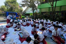 Mobil perpustakaan keliling upaya tingkatkan minat baca pada anak