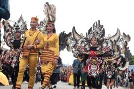 Pawai Budaya Isen Mulang semarakkan Hari Jadi Kalteng