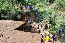 Jembatan penghubung desa ambrol, Bupati Temanggung percepat perbaikan