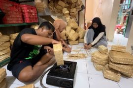 Harga plastik naik, Idul Adha jadi berkah bagi perajin besek bambu