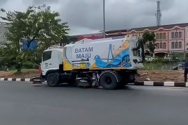 Dua sweeper truck mulai beroperasi membersihkan jalan di Kota Batam