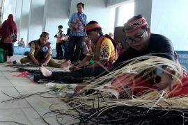 Tradisi anyaman rotan Dayak diangkat lewat kompetisi di Palangka Raya