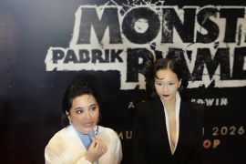 Aktris Rachel pakai lensa kontak bangun karakter Monster Pabrik Rambut