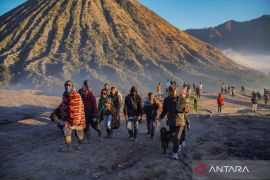 Warga suku Tengger gelar upacara Yadnya Kasada di Gunung Bromo