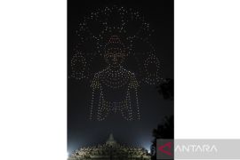 Ratusan drone membentuk formasi perjalanan hidup Siddhartha Gautama di Borobudur